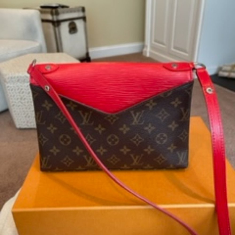Louis Vuitton Crossbody - Picture 5 of 8
